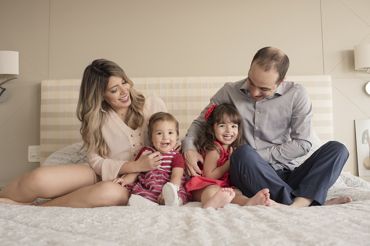 Foto de familia em caxias do sul fotografa morgana perini casal olhando para filhas 