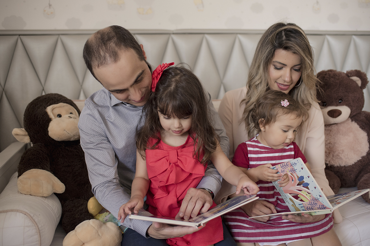 Foto de familia em caxias do sul fotografa morgana perini casal lendo historia crianças
