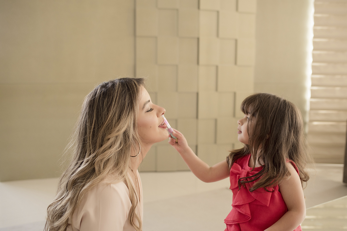 Foto de familia em caxias do sul fotografa morgana perini menina maquiando mae