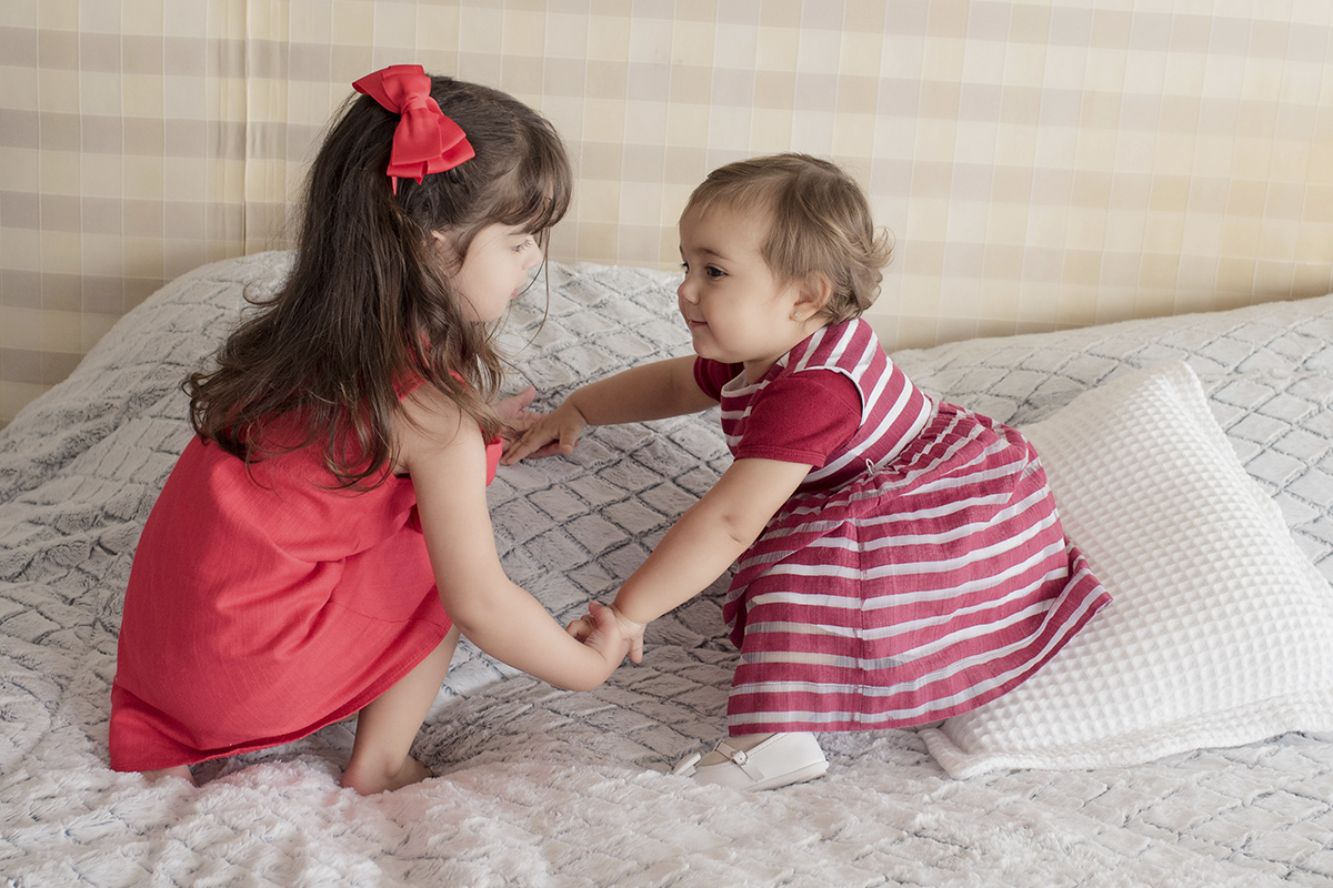 Foto de familia em caxias do sul fotografa morgana perini irmas em cima da cama