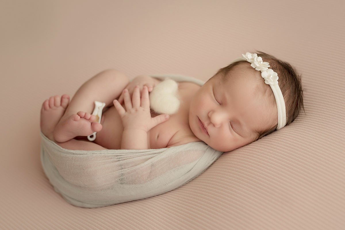 Foto newborn em caxias do sul fotografa morgana perini menina com veu