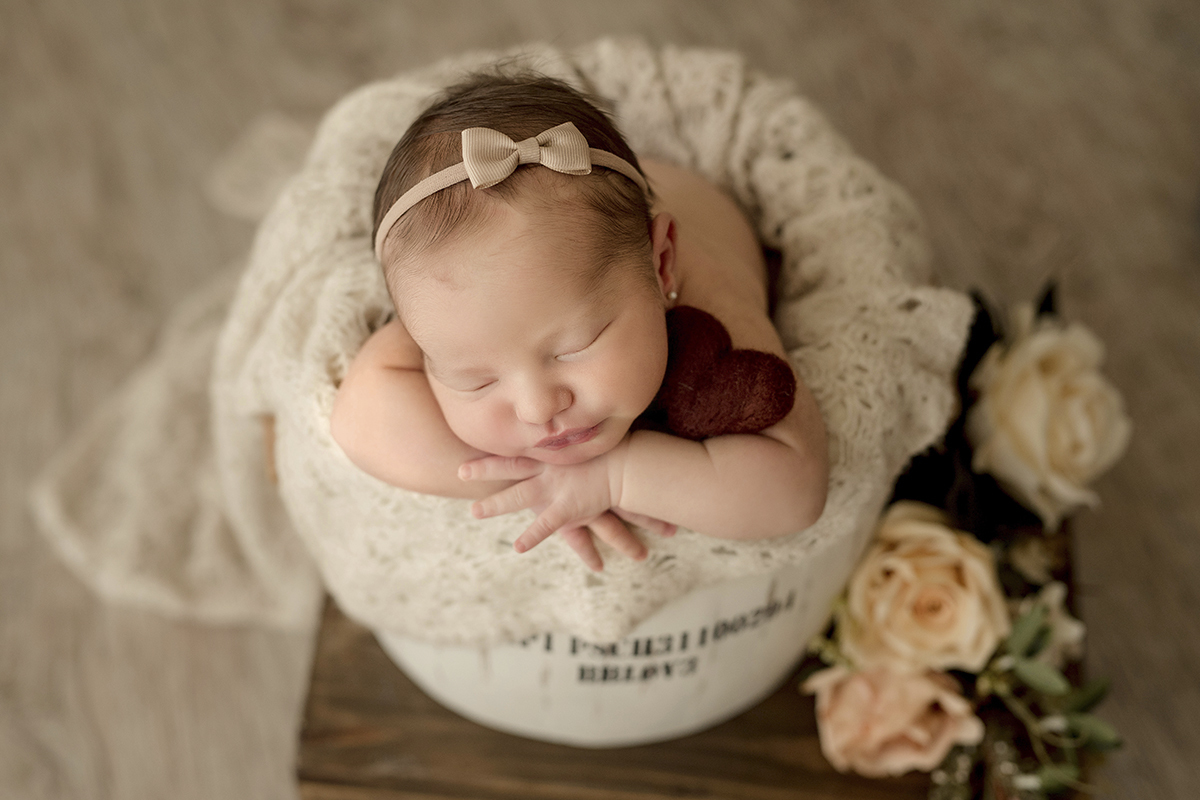 Foto newborn em caxias do sul fotografa morgana perini menina coração flores