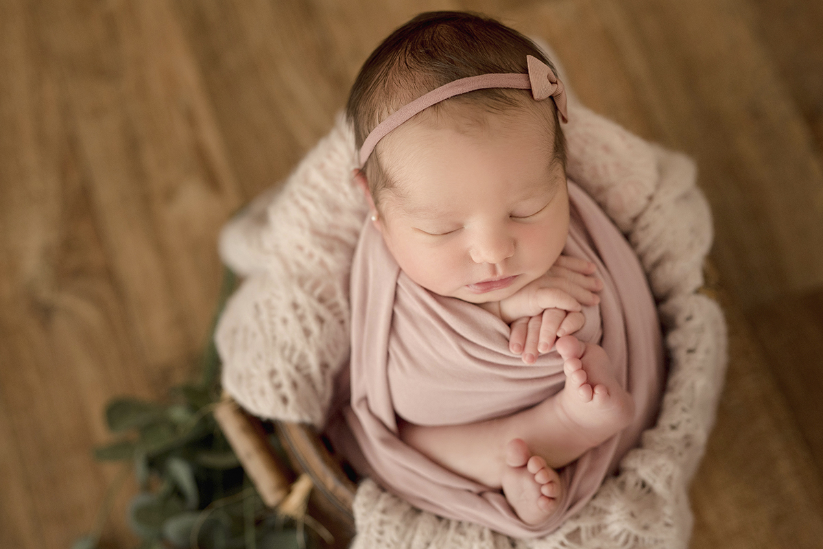 Foto newborn em caxias do sul fotografa morgana perini menina enrolada tecido rosa