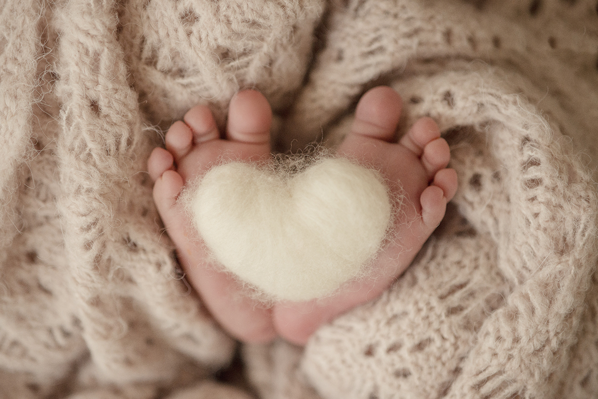 Foto newborn em caxias do sul fotografa morgana perini pes coração feltro
