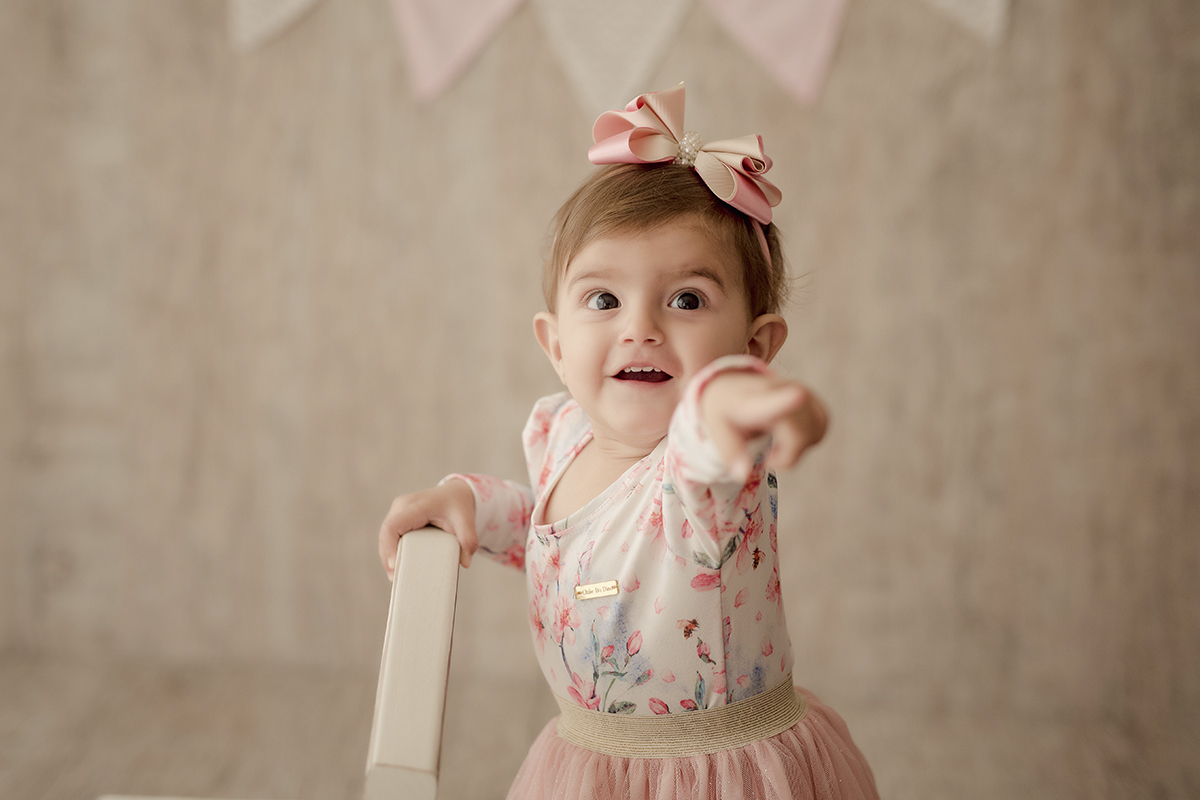 Foto de bebe em caxias do sul fotografa morgana perini menina apontado o dedo