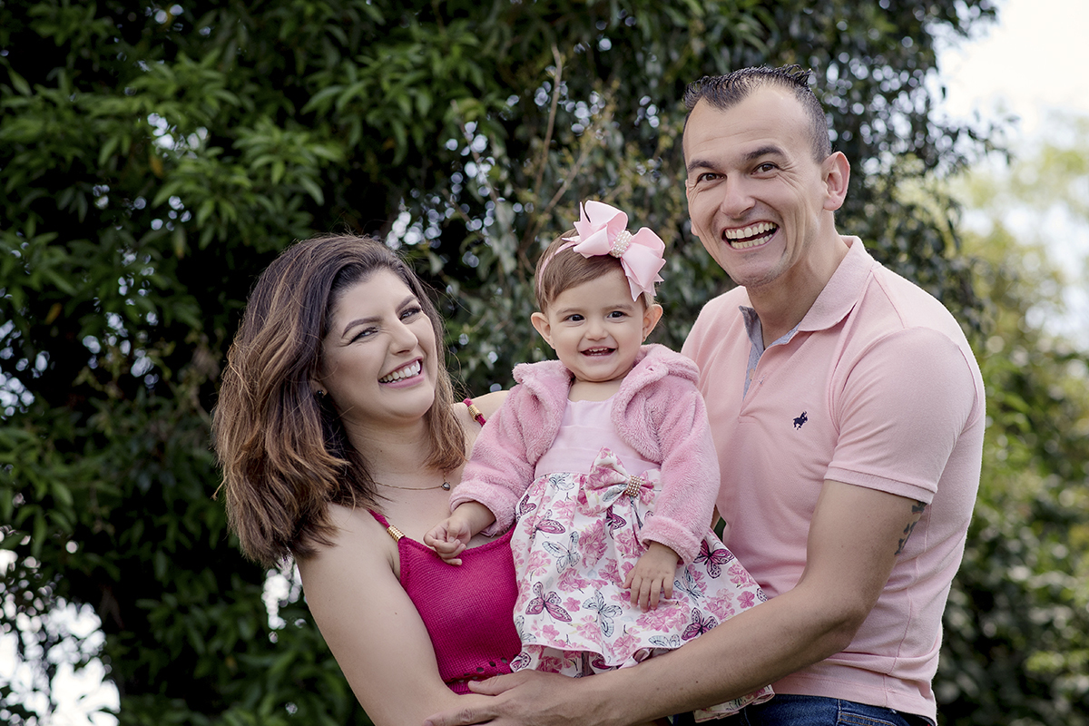 Foto de bebe em caxias do sul fotografa morgana perini menina com pais roupa rosa