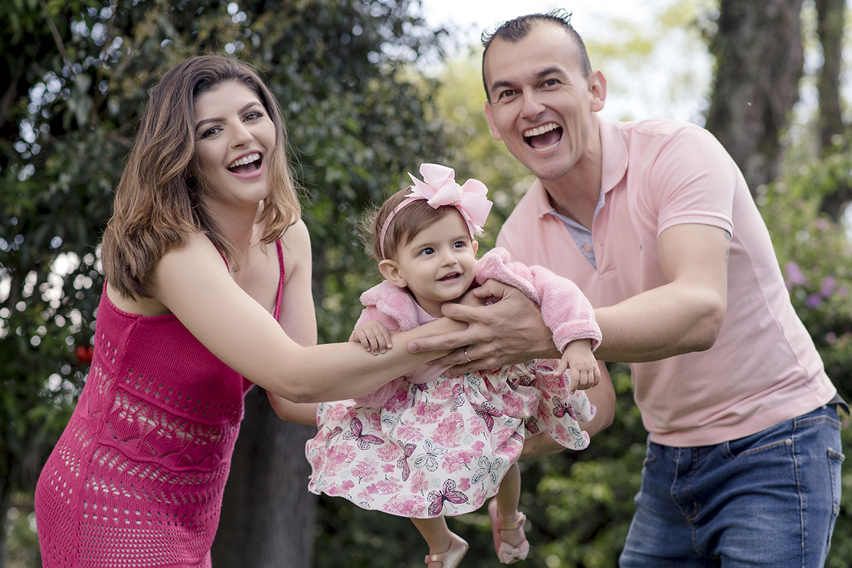 Foto de bebe em caxias do sul fotografa morgana perini pais com menina rosa