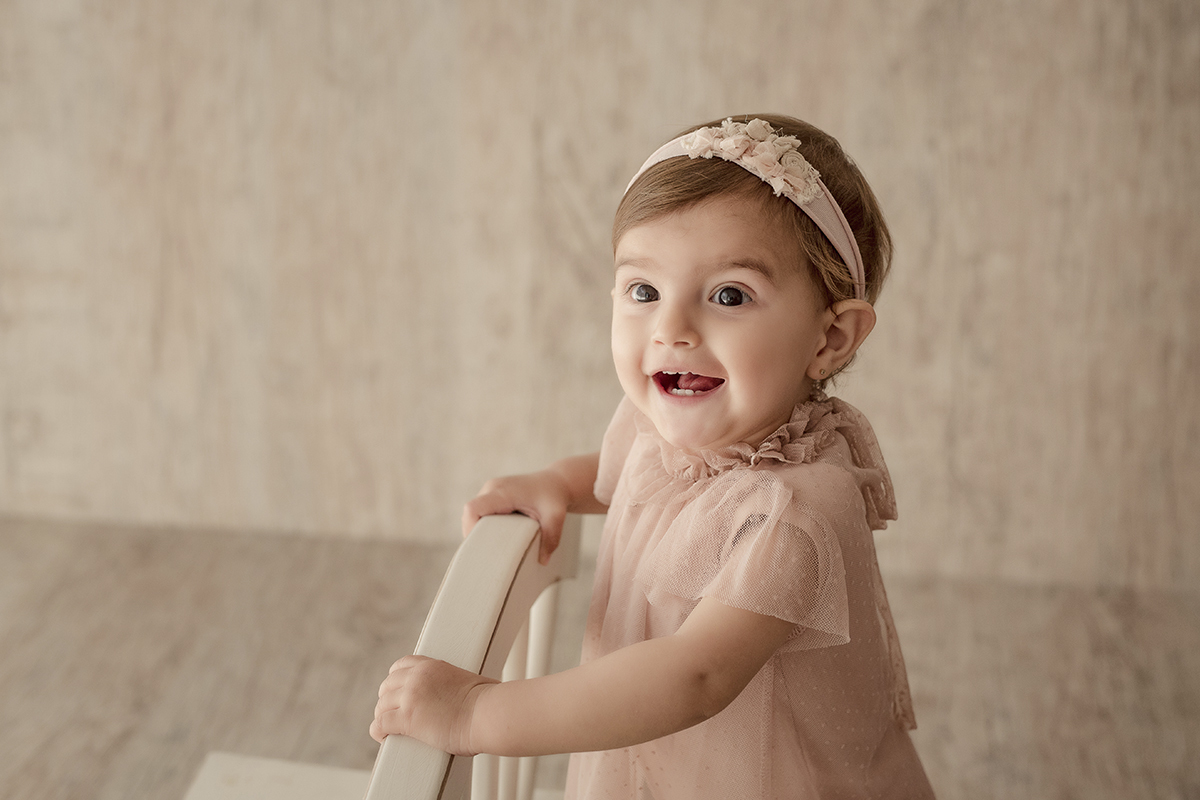 Foto de bebe em caxias do sul fotografa morgana perini menina vestido segurando cadeira