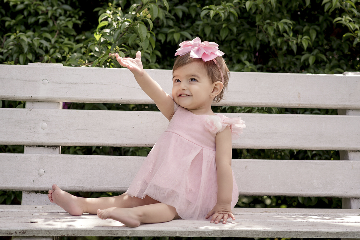 Foto de bebe em caxias do sul fotografa morgana perini menina banco branco