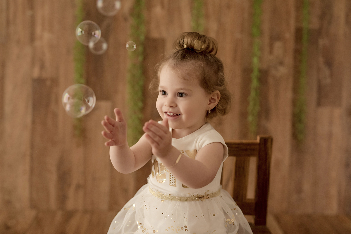 Foto criança em caxias do sul fotografa morgana perini menina bolhas de sabão