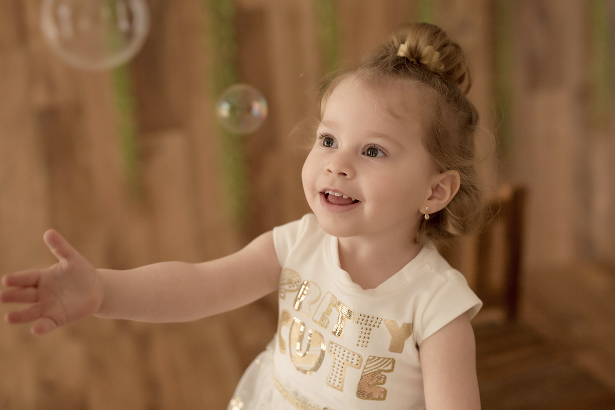 Foto criança em caxias do sul fotografa morgana perini bolhas sabão