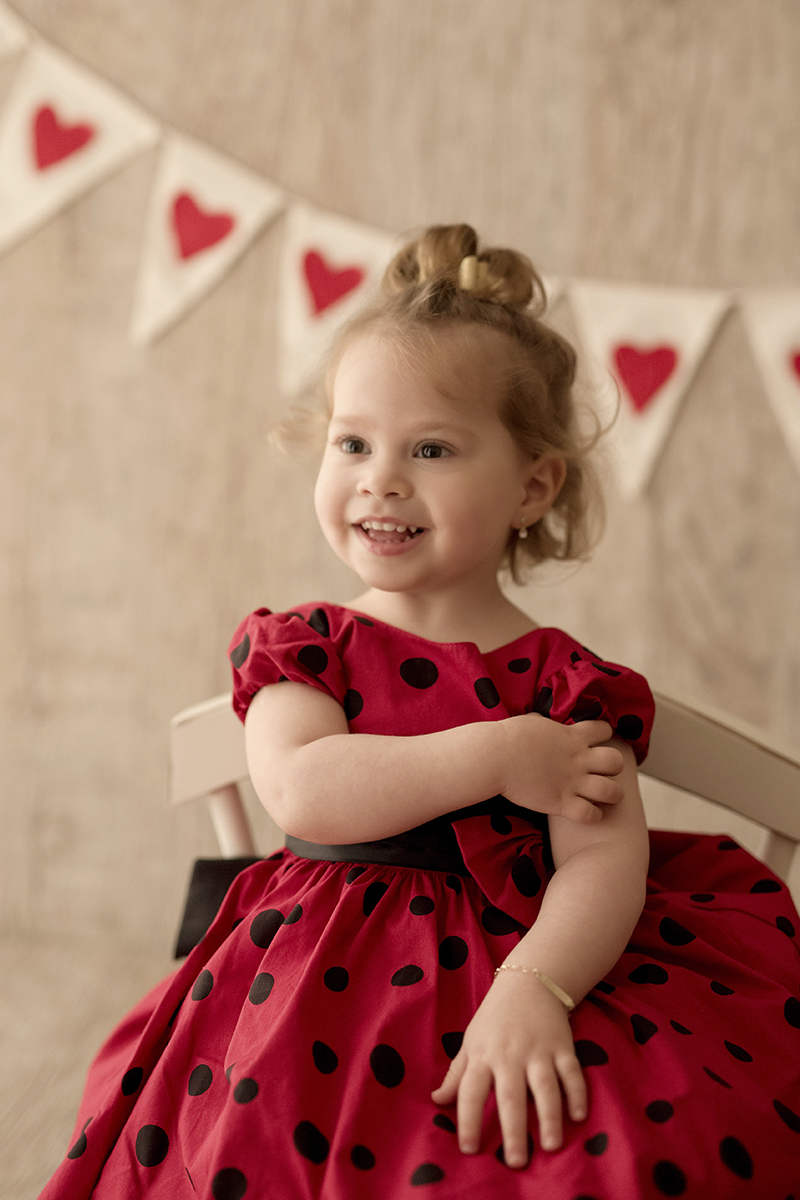 Foto criança em caxias do sul fotografa morgana perini menina vestido vermelho e preto