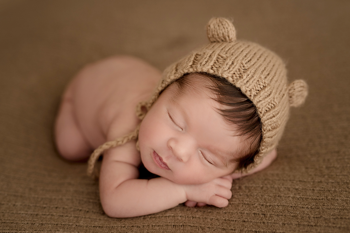 Foto newborn em caxias do sul fotografa morgana perini bebe cabelos pretos toca de urso