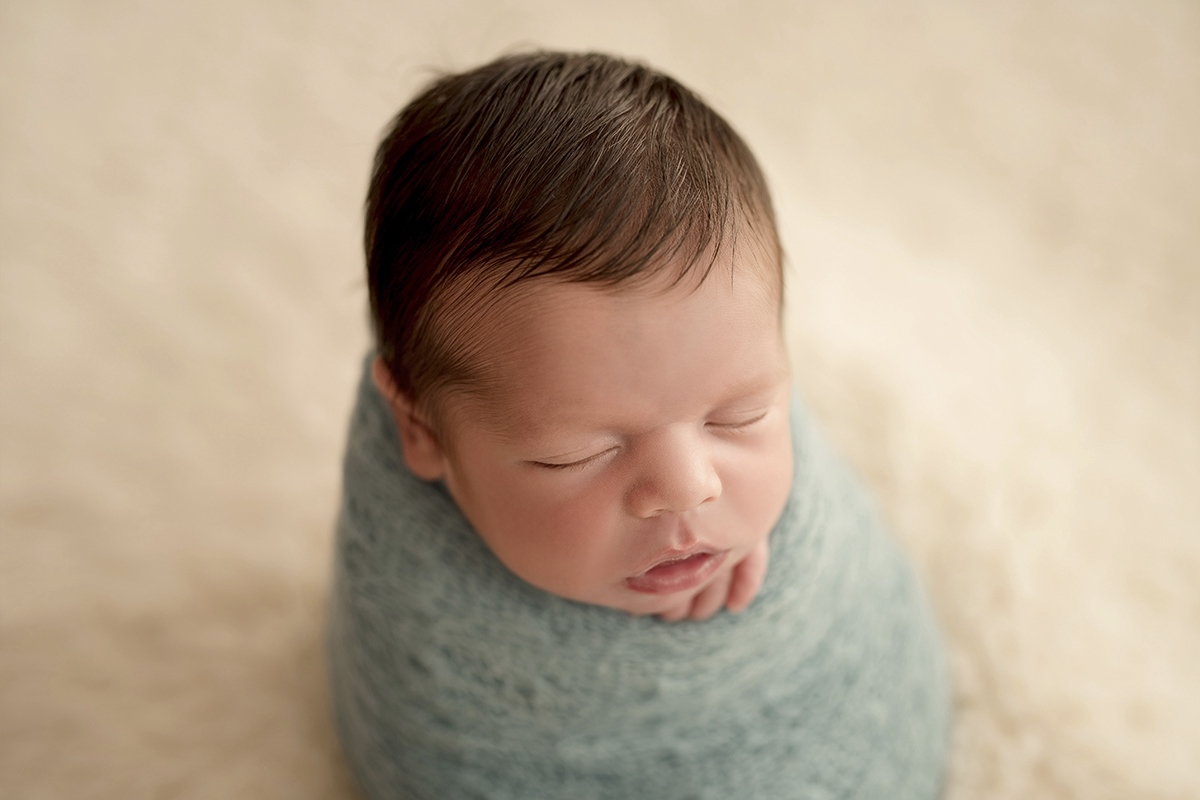 Foto newborn em caxias do sul fotografa morgana perini bebe enrolado de pe
