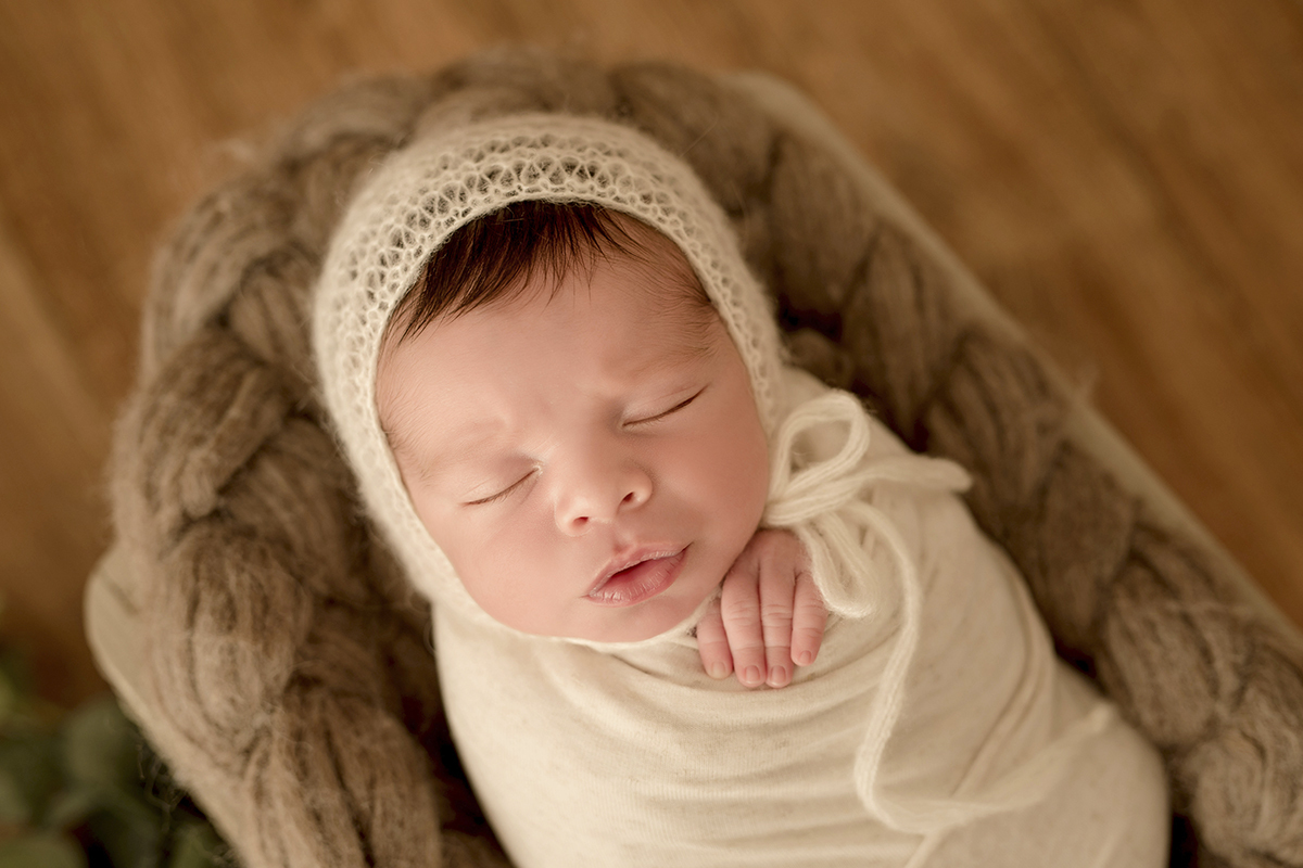 Foto newborn em caxias do sul fotografa morgana perini bebe embrulhado tecido bege