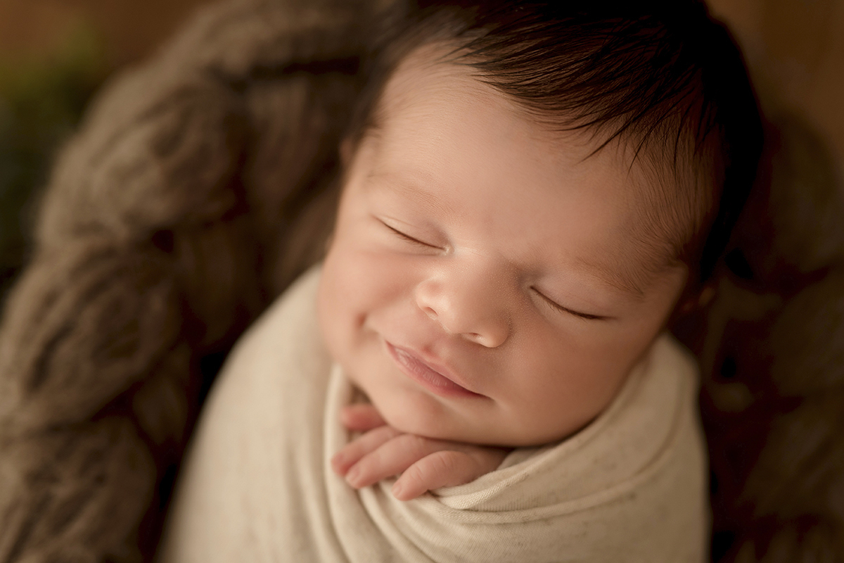 Foto newborn em caxias do sul fotografa morgana perini bebe sorrindo de canto