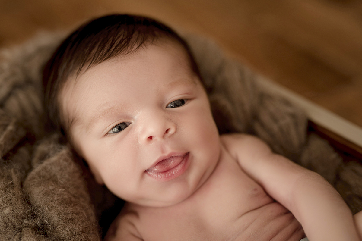Foto newborn em caxias do sul fotografa morgana perini bebe boquinha e olhinho aberto