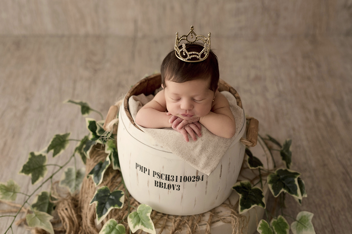 Foto newborn em caxias do sul fotografa morgana perini bebe de bruços coroa