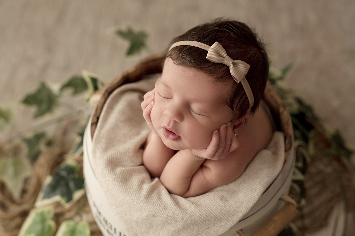 Foto newborn em caxias do sul fotografa morgana perini bebe laço bege