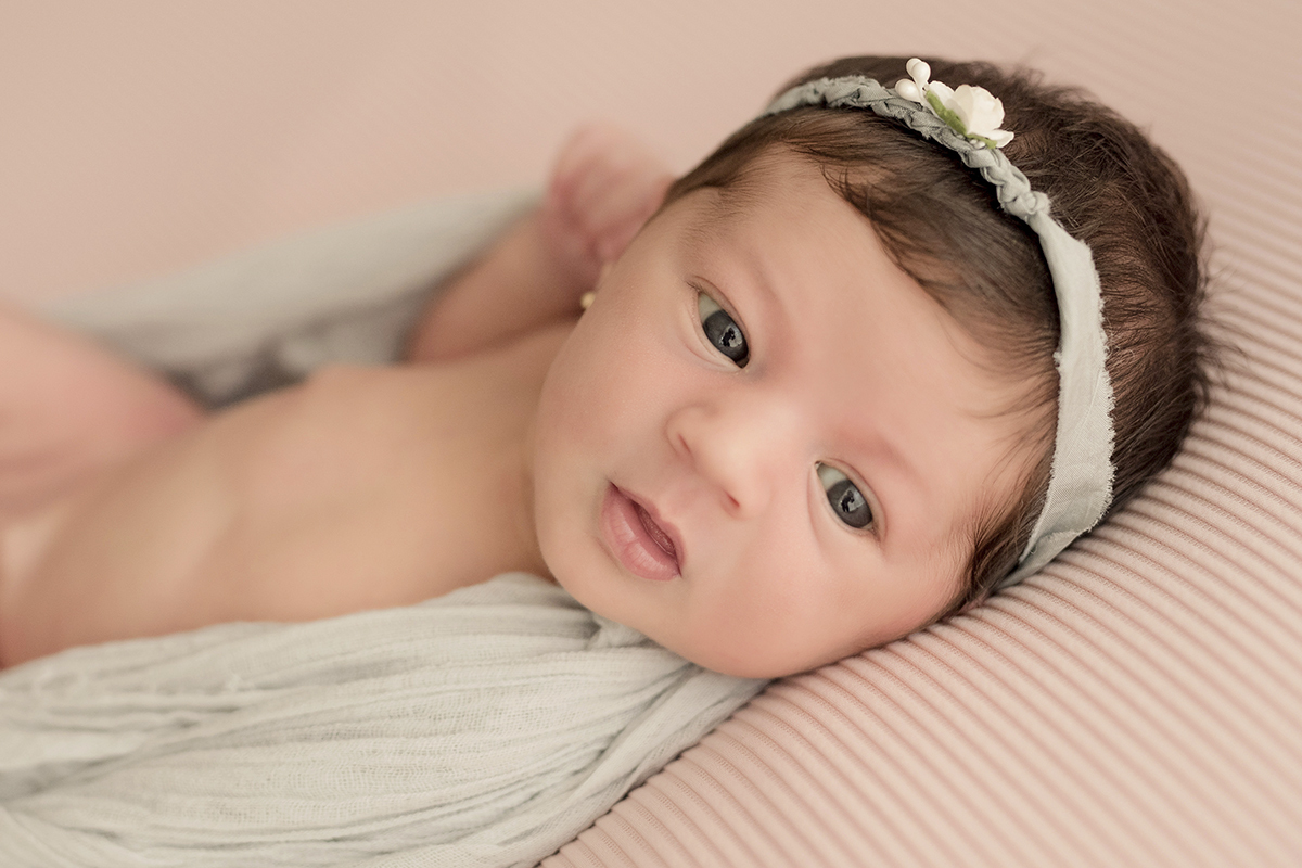 Foto newborn em caxias do sul fotografa morgana perini bebe com olhos aberto 