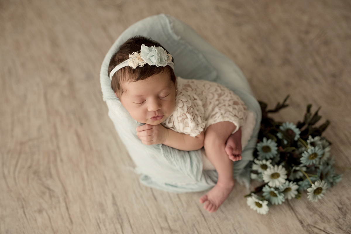 Foto newborn em caxias do sul fotografa morgana perini bebe roupa rendada branca flores azul