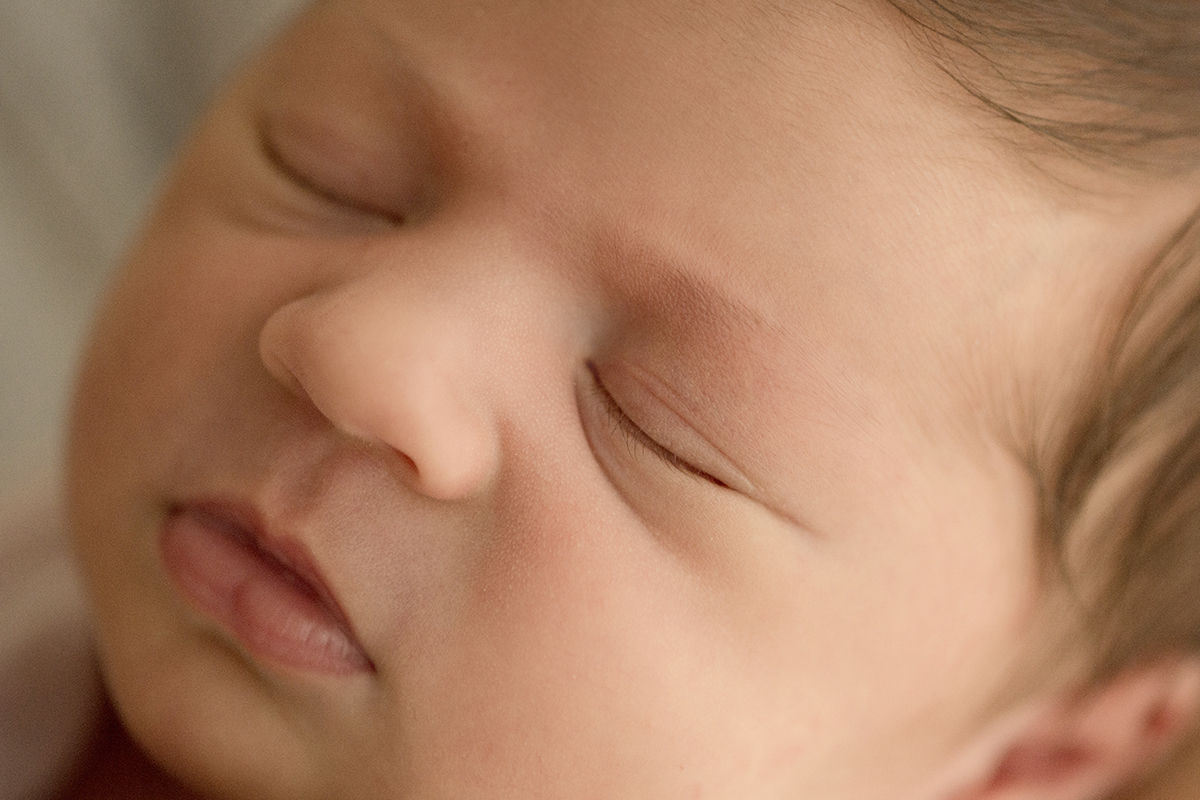 Foto newborn em caxias do sul fotografa morgana perini rostinho de menina 