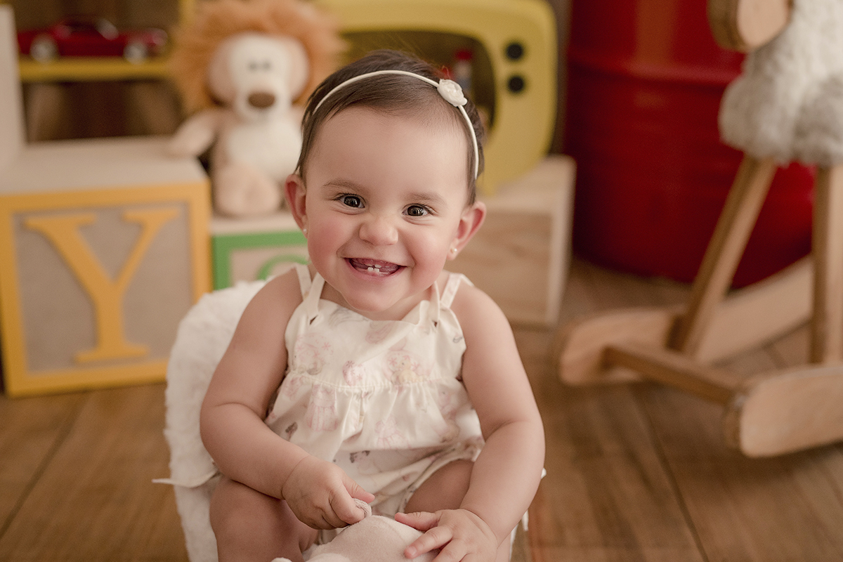 Foto de bebe em caxias do sul fotografa morgana perini bebe sentado em cenario dia das crianças