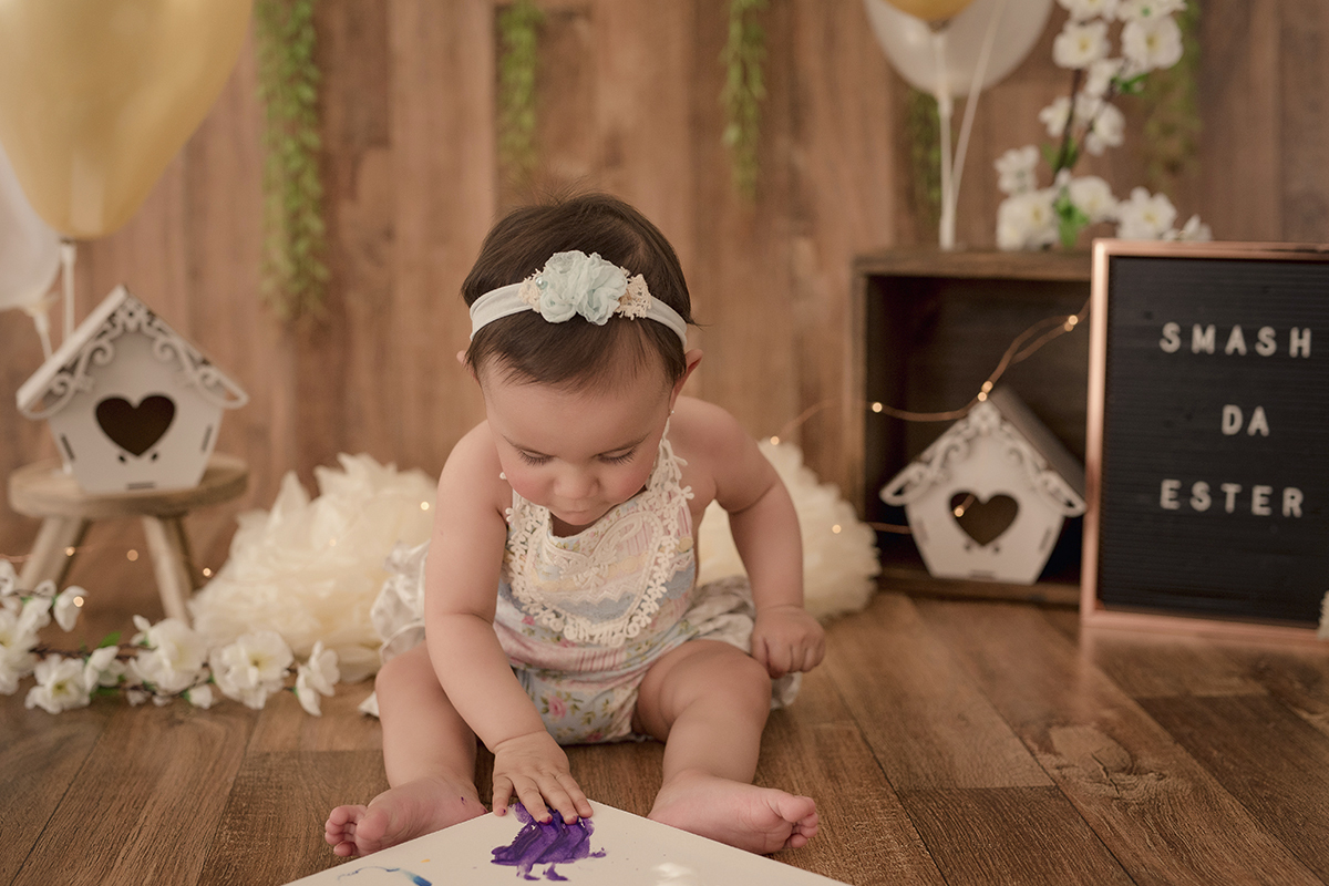 Foto de bebe em caxias do sul fotografa morgana perini criança pintando quadro