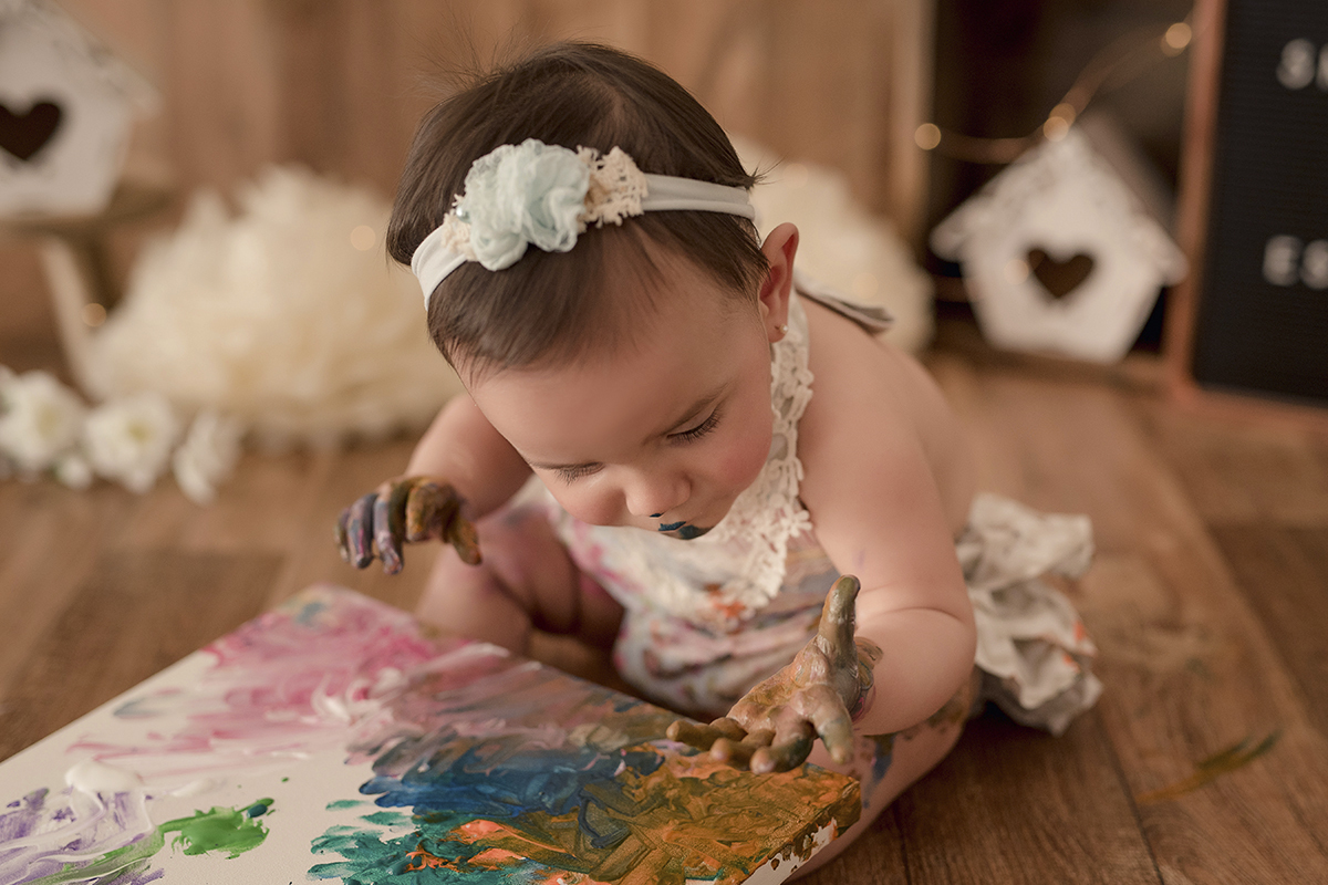 Foto de bebe em caxias do sul fotografa morgana perini menina melecada de tinta