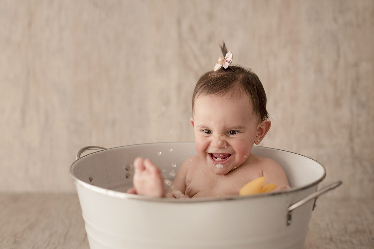 Foto de bebe em caxias do sul fotografa morgana perini menina em banheira e patinho amarelo