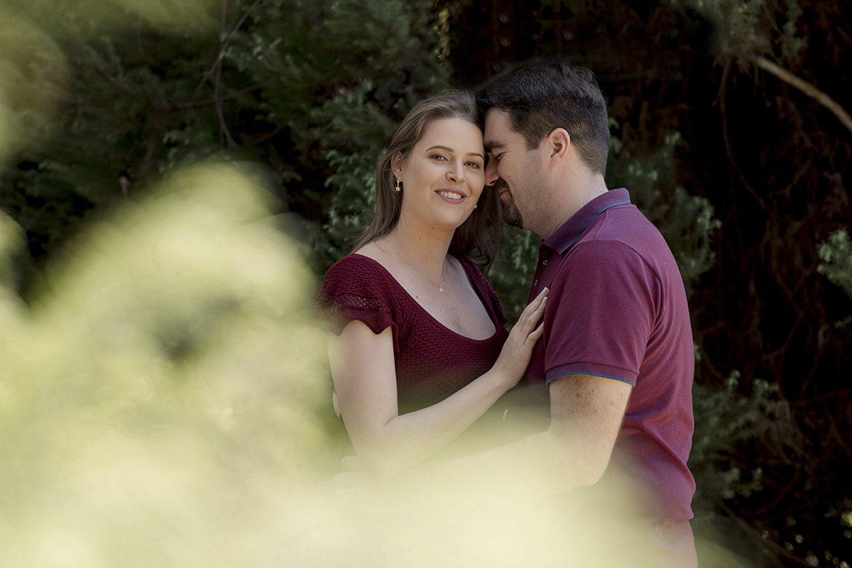 Foto de gestante em caxias do sul fotografa morgana perini casal atras de folhas