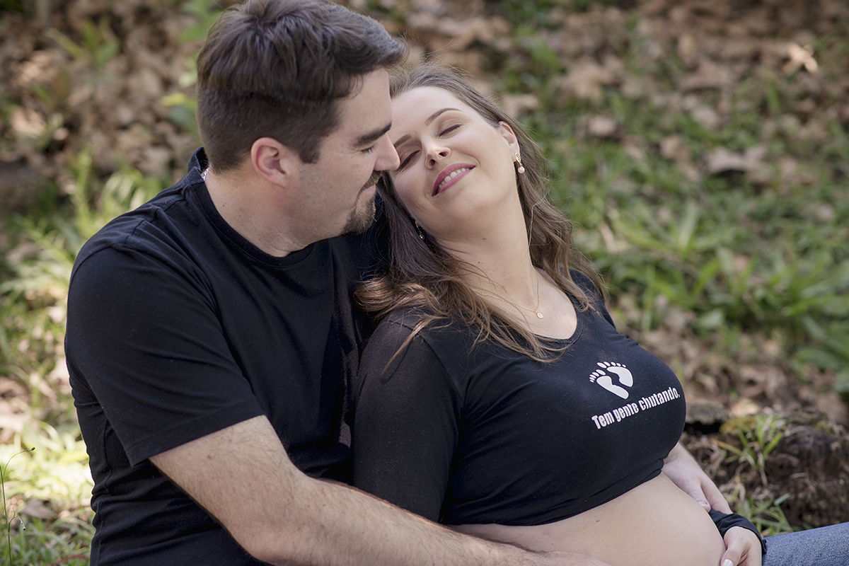 Foto de gestante em caxias do sul fotografa morgana perini casal sentado roupa preta