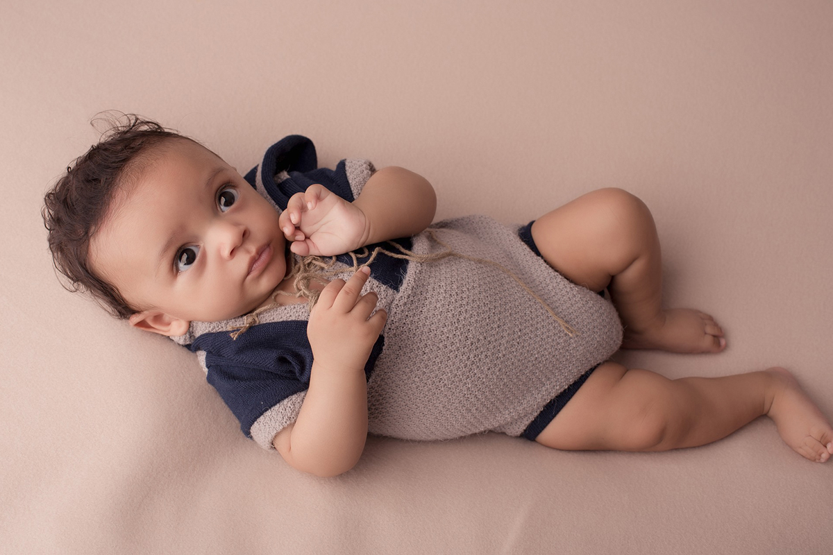 Foto de bebe em caxias do sul fotografa morgana perini bebe negro roupa cinza e azul