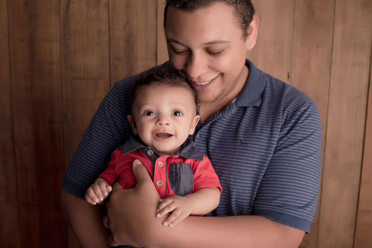 Foto de bebe em caxias do sul fotografa morgana perini pai com bebe sorrindo no colo azul e vermelho