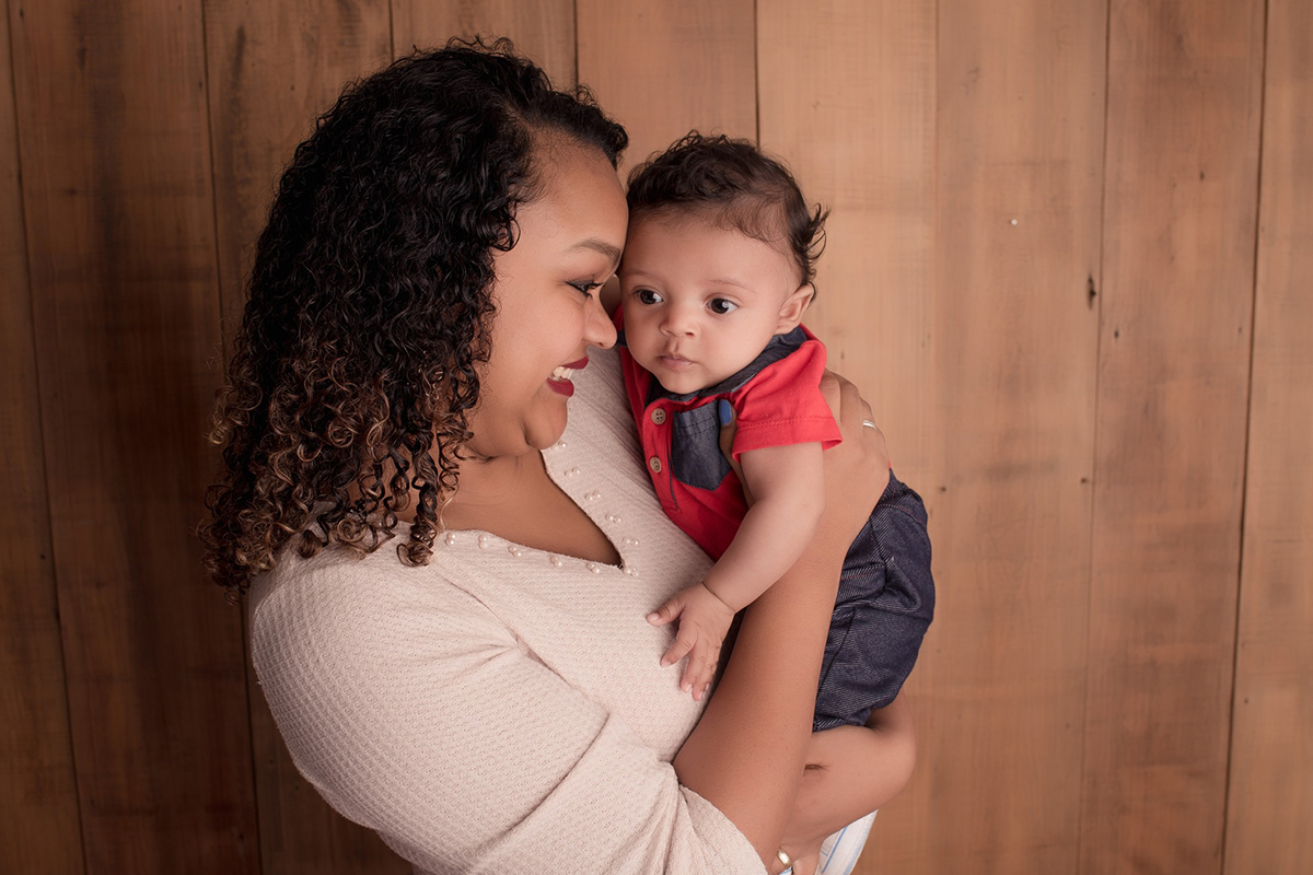 Foto de bebe em caxias do sul fotografa morgana perini mae blusa creme com bebe de vermelho e azul