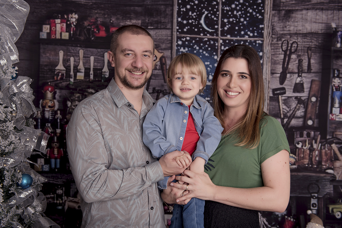 Foto criança em caxias do sul fotografa morgana perini casal com filho no colo