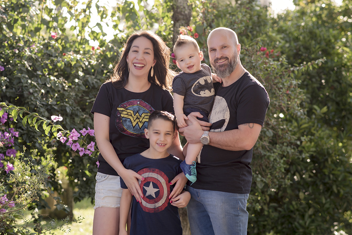 Foto de bebe em caxias do sul fotografa morgana perini familia com camisa de super herois