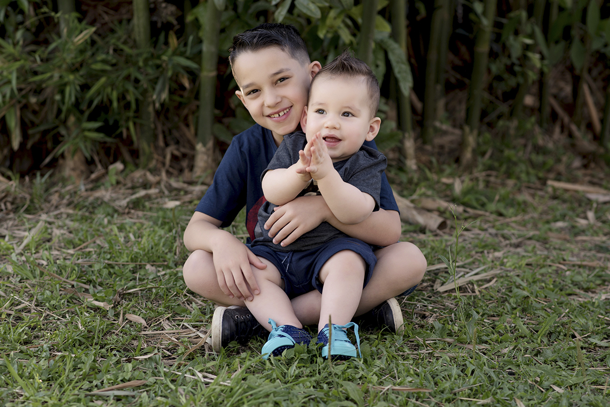 Foto de bebe em caxias do sul fotografa morgana perini bebe no colo do irmao