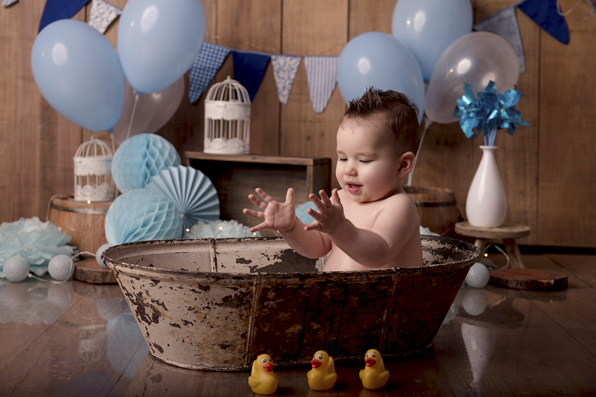 Foto de bebe em caxias do sul fotografa morgana perini bebe banheira batendo palma