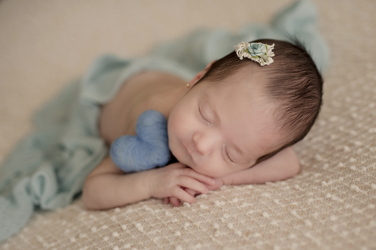 Foto newborn em caxias do sul fotografa morgana perini bebe coração feltro azul