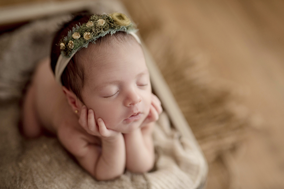 Foto newborn em caxias do sul fotografa morgana perini segurando rostinho menina