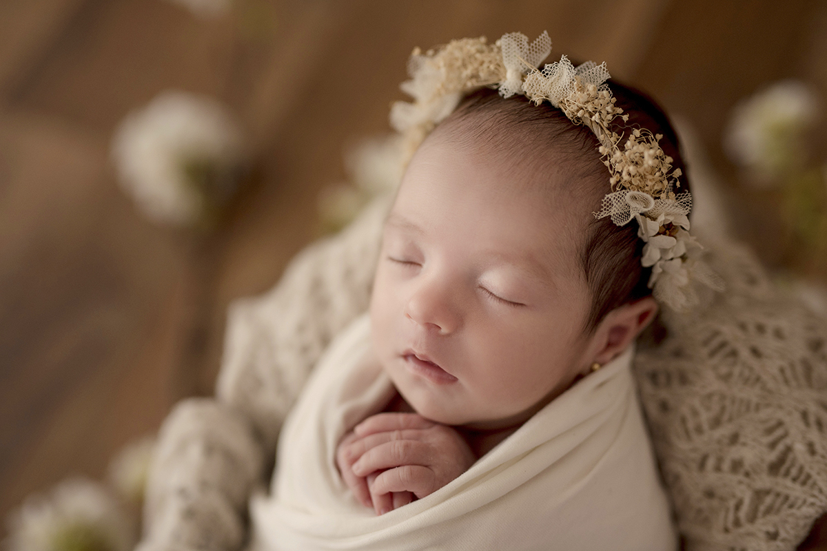 Foto newborn em caxias do sul fotografa morgana perini bebe com tiara de flore