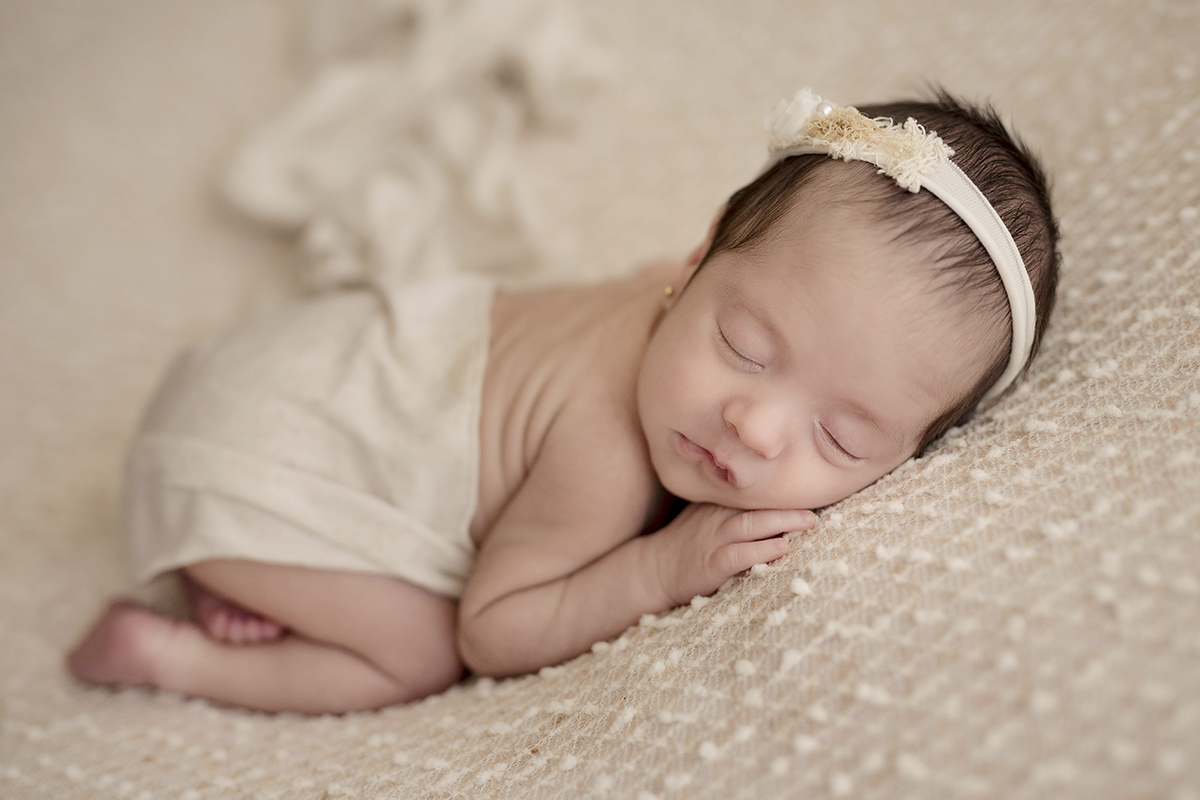 Foto newborn em caxias do sul fotografa morgana perini bebe de bruços tecido creme