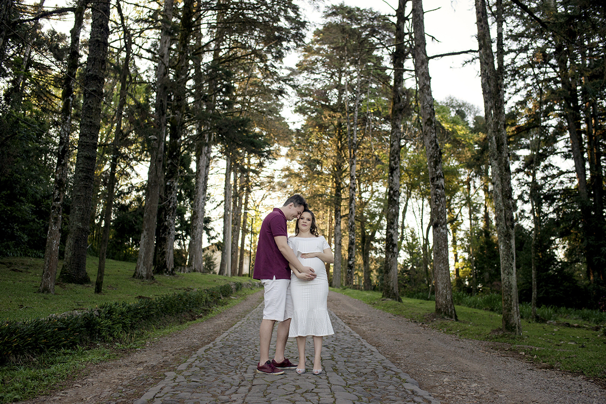 Foto de gestante em caxias do sul fotografa morgana perini caminho de arvores