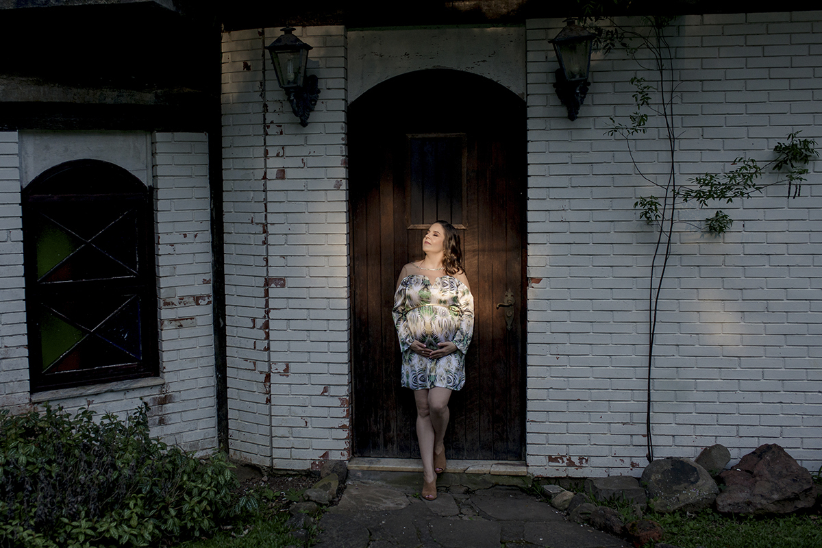 Foto de gestante em caxias do sul fotografa morgana perini porta casa de tijoo