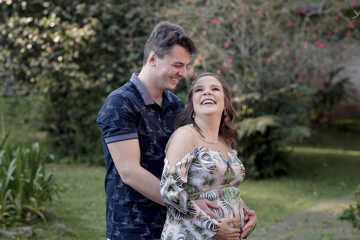 Foto de gestante em caxias do sul fotografa morgana perini casal abraçado sorrindo