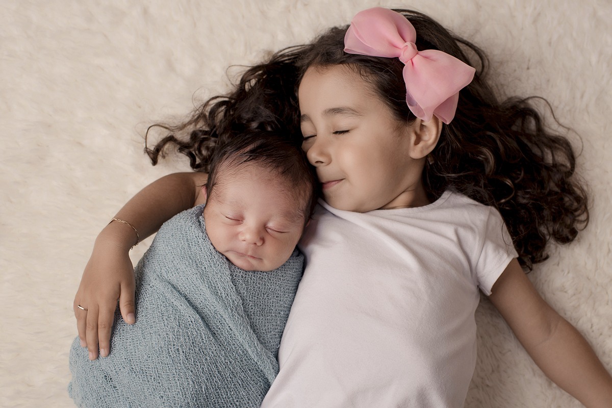 Foto de gestante em caxias do sul fotografa morgana perini irma com irmão no braço