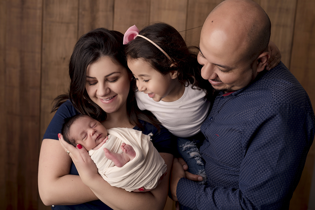 Foto de gestante em caxias do sul fotografa morgana perini menina sorrindo para irmao
