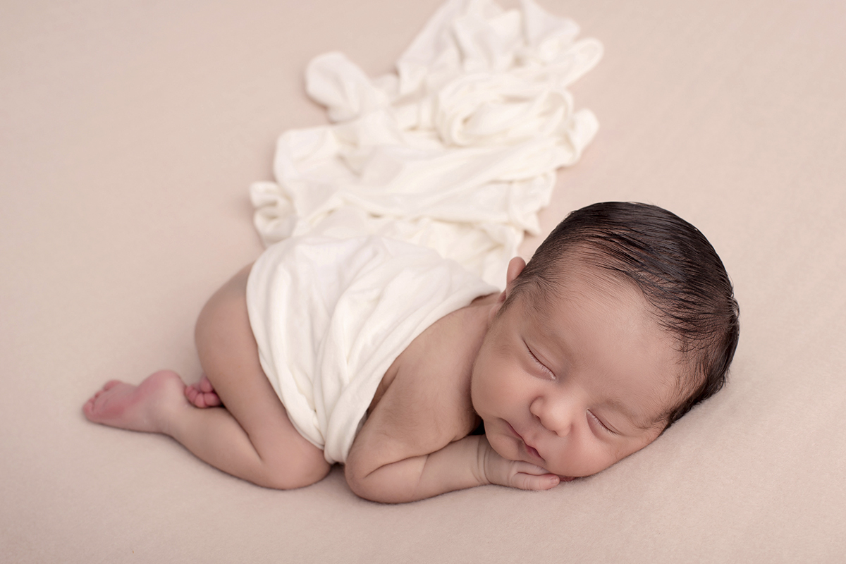 Foto de gestante em caxias do sul fotografa morgana perini bebe enrolado tecido branco