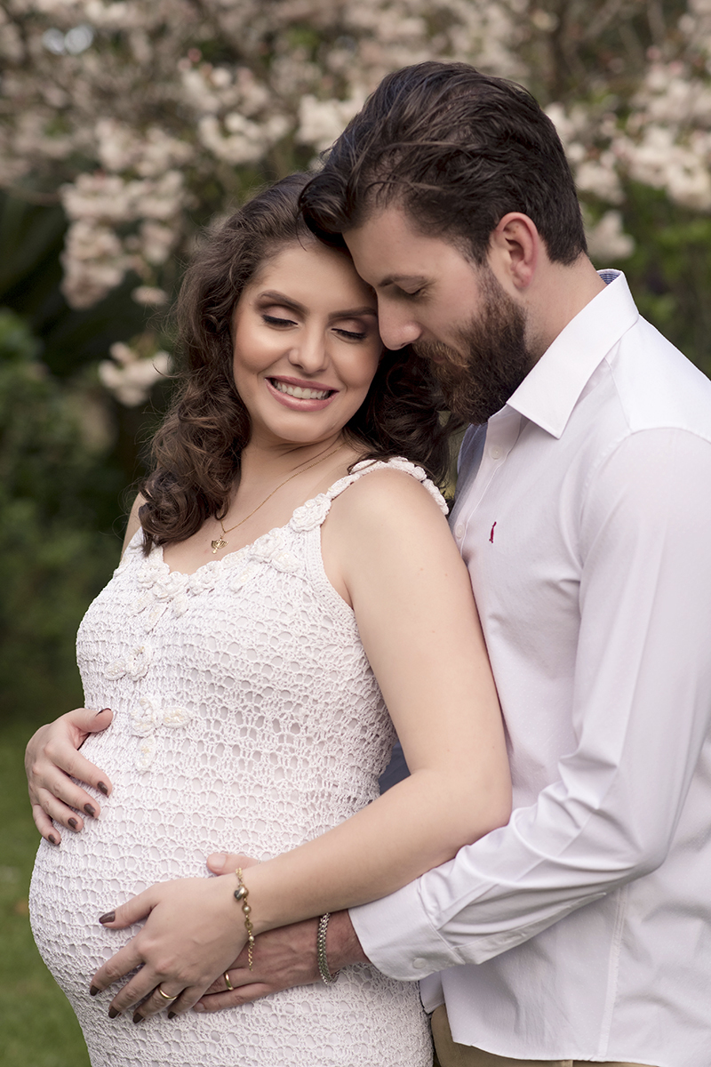 Foto de gestante em caxias do sul fotografa morgana perini casal de branco sorrindo